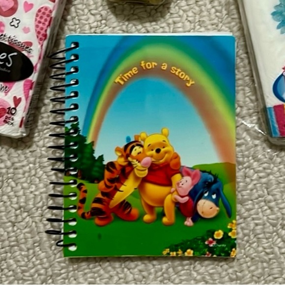 Pooh wire ring notebook, 2 packs tissues each with a fun design - Picture 2 of 4